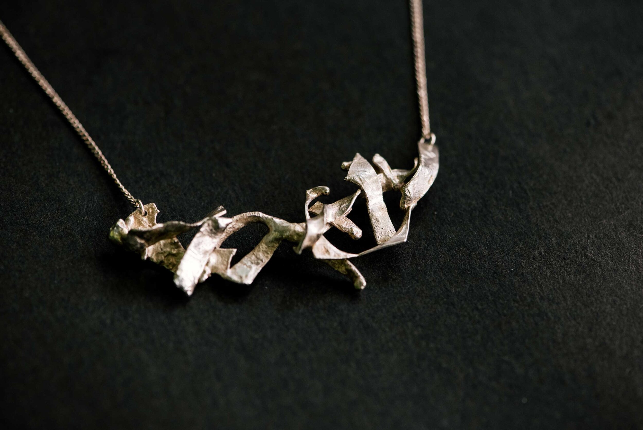 An eccentric pendant accentuates the metal’s organicism. 