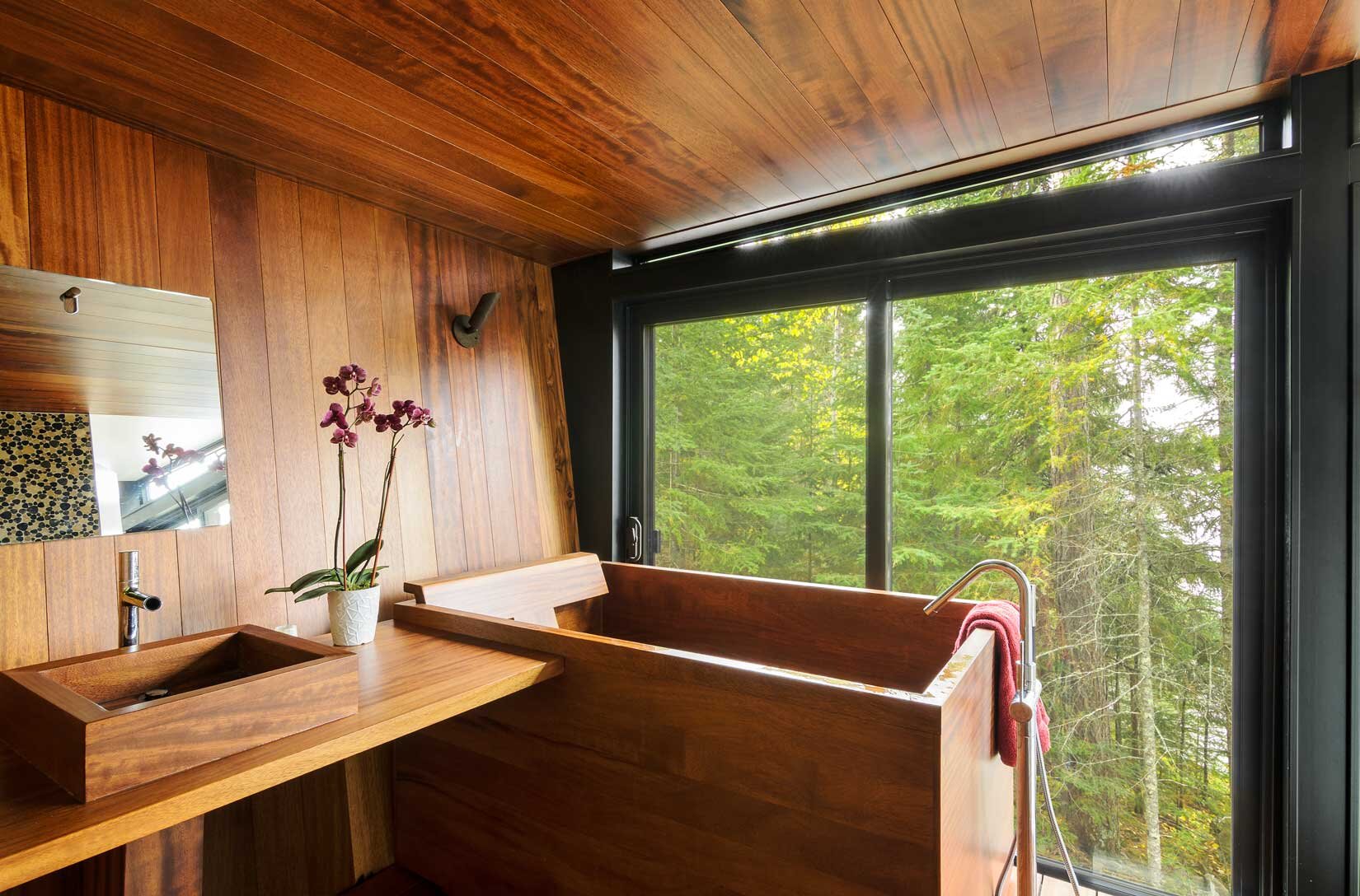 The Batiste’s wooden bath (and sink) looking right at home. This Canadian dwelling was built by architect Charlie Lazor. Photo by Pete VonDeLinde. 