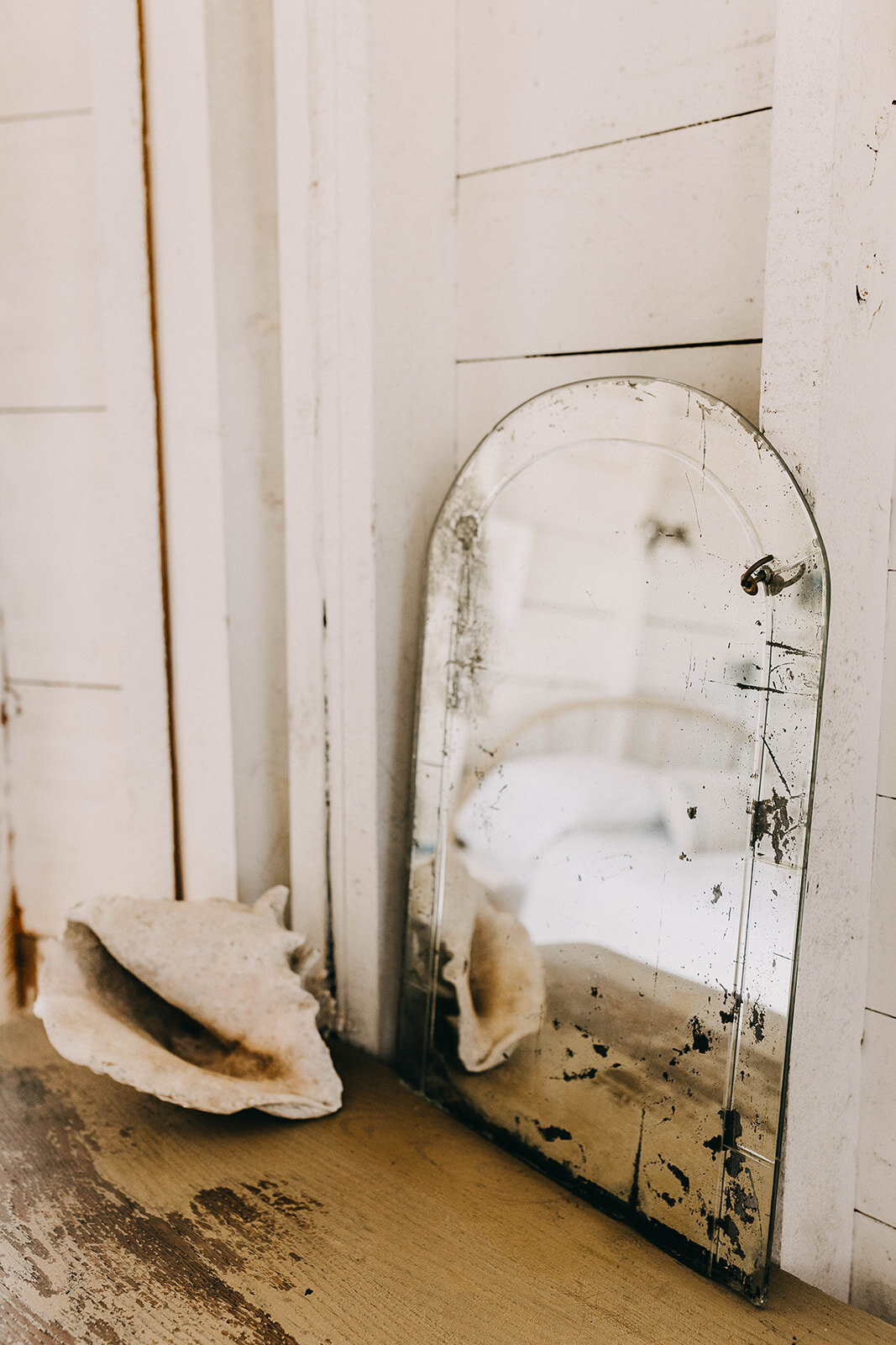  A tarnished mirror captures that home’s wabi-sabi ethos of well-worn, well-loved items. 
